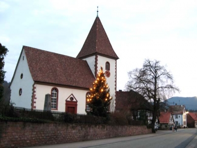 Weihnachtliche  Stimmung an der Dorfkirche